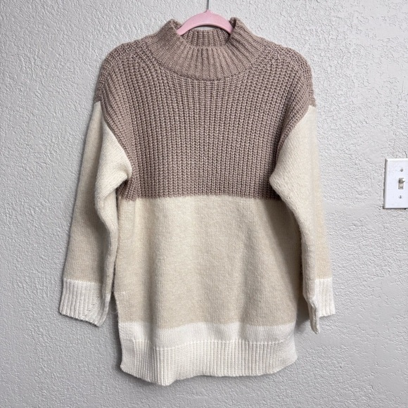 Ann Taylor Beige Colorblock Crew Neck Side Slit Sweater - Size S - Picture 1 of 7